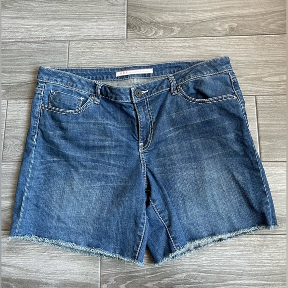 S&P Standards & Practices | Women’s Jean Shorts, Longer Length, Size 32••• - Picture 4 of 11